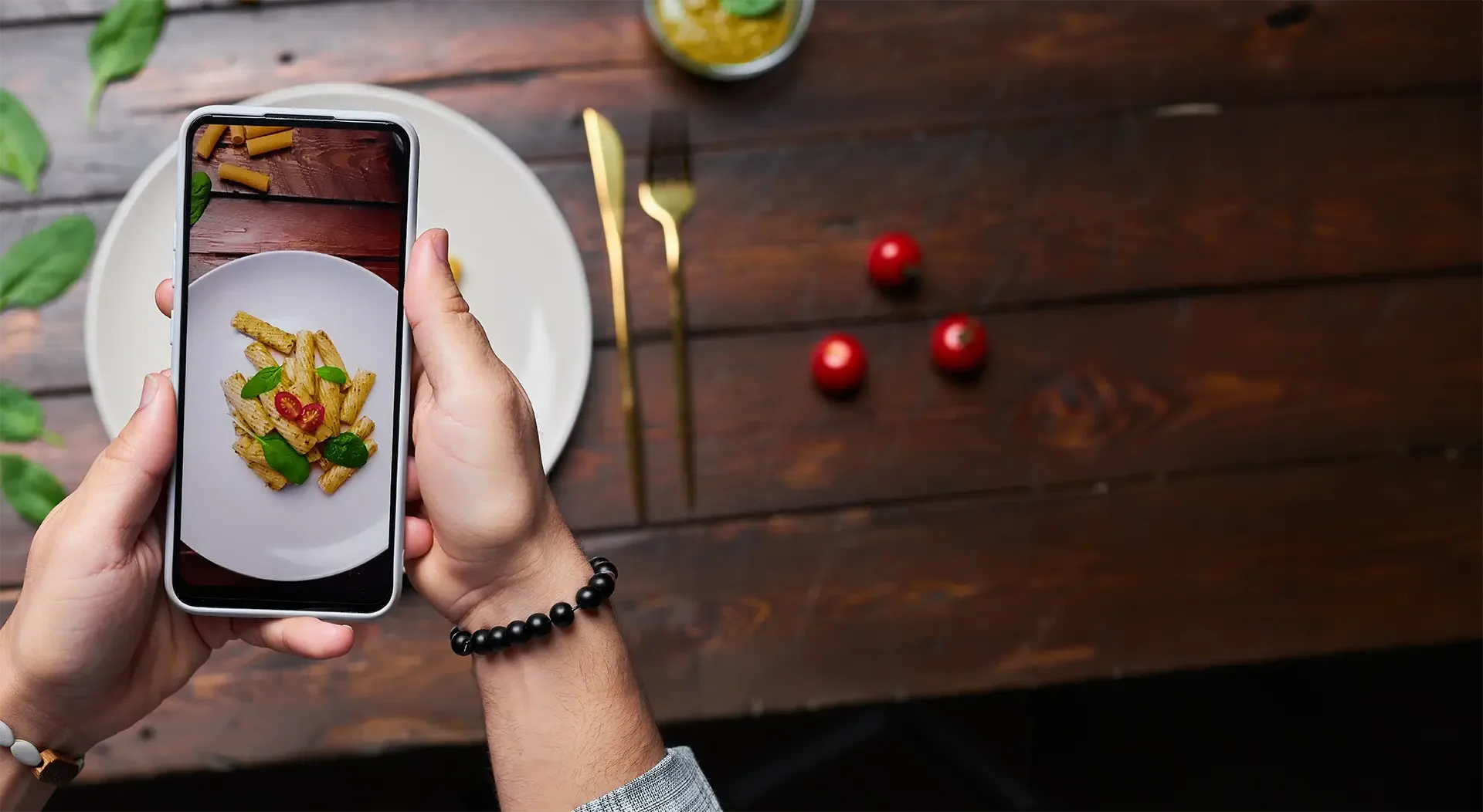 primer plano de un teléfono celular fotografiando un plato de pasta
