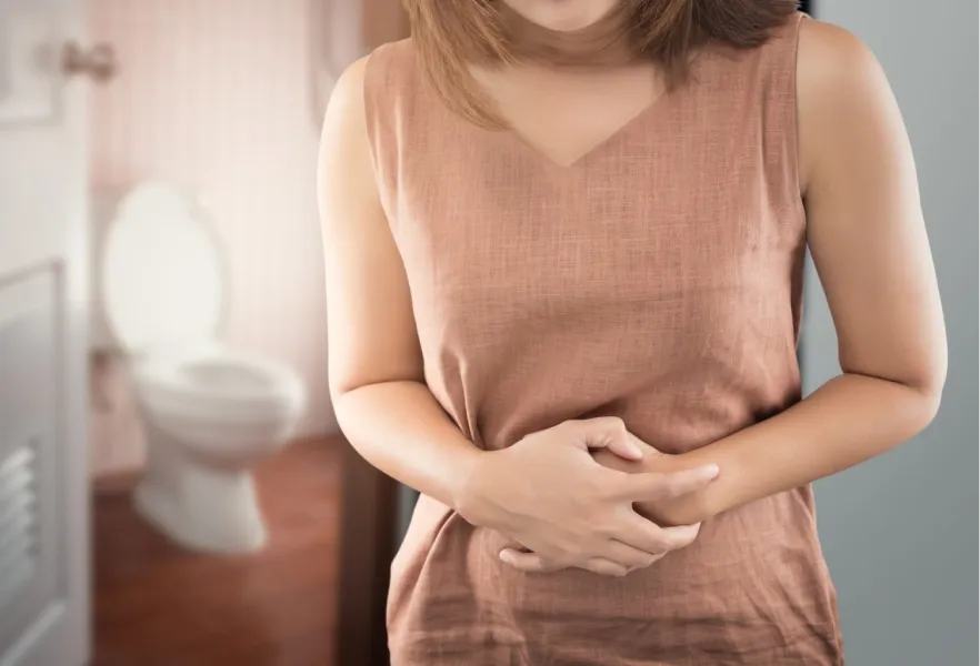 Mujer sosteniendo sus manos sobre su vientre
