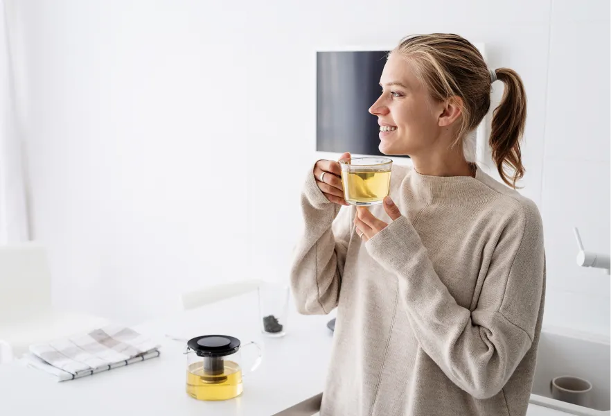mujer bebe té de hierbas