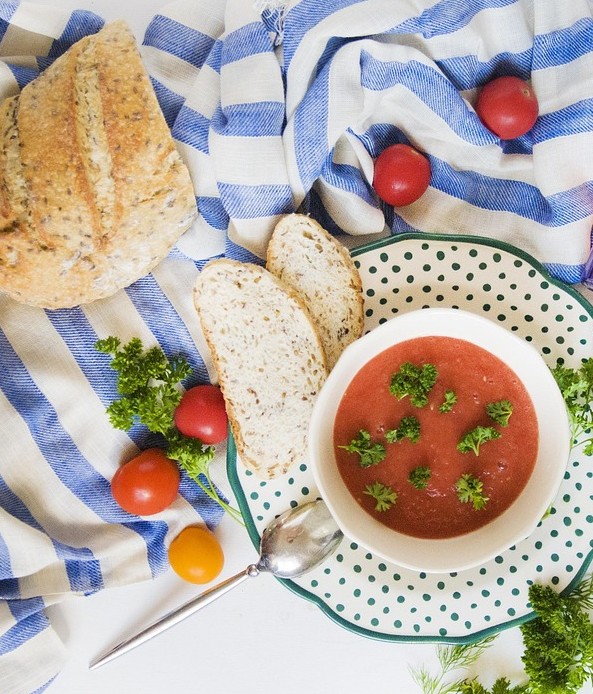 Plato de gazpacho de cerezas