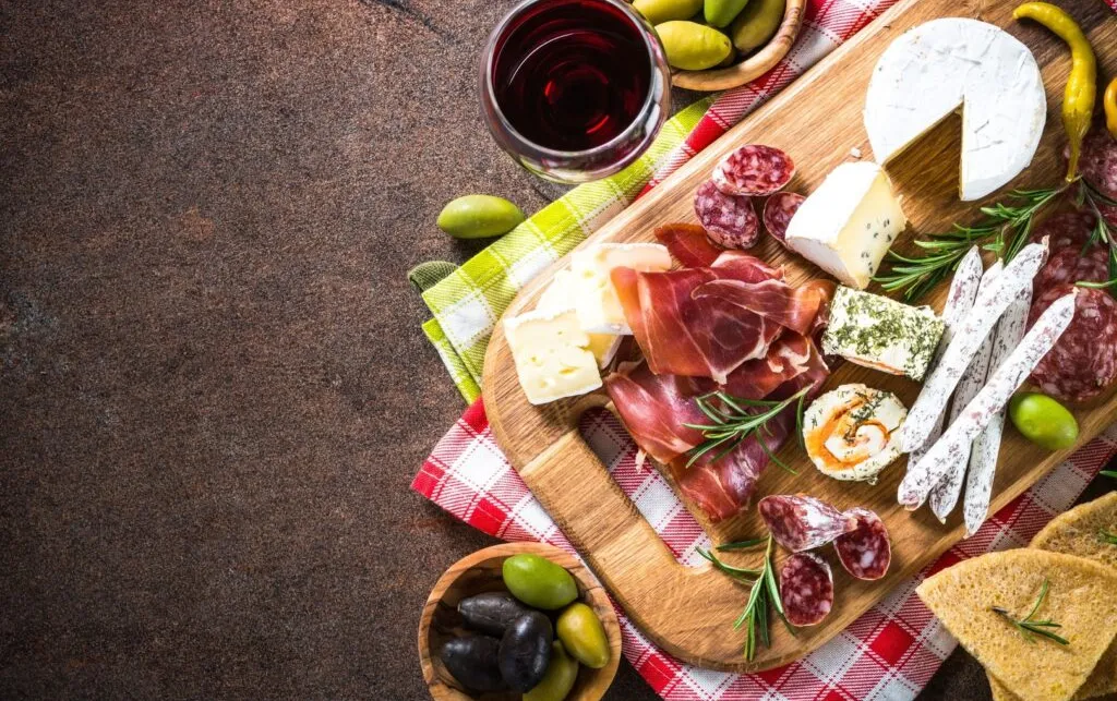 Especias y alimentos en una mesa.
