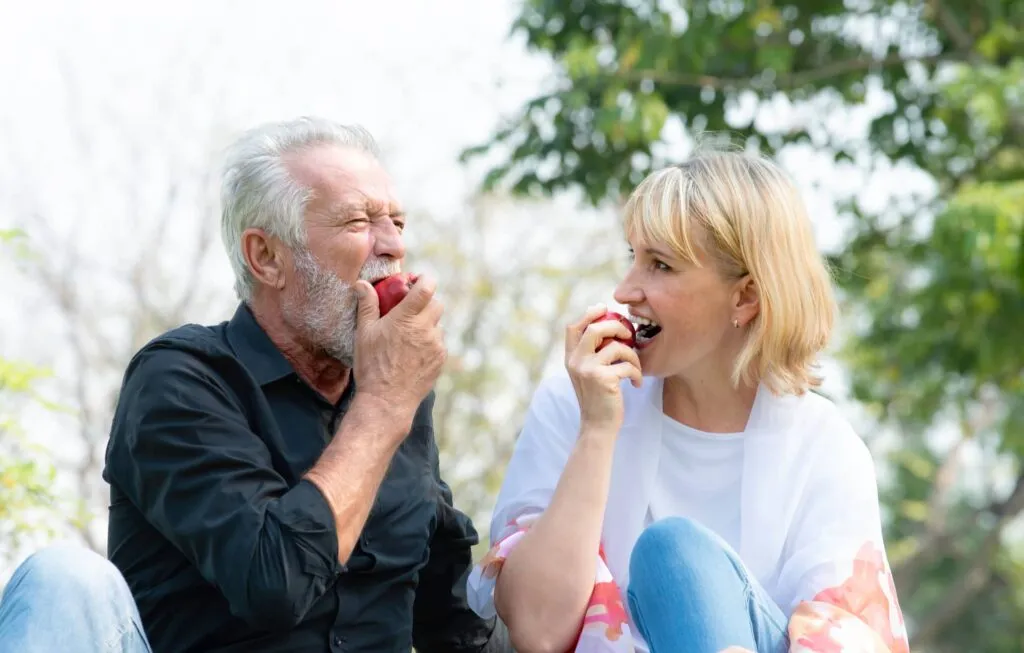 pareja comiendo manzanas