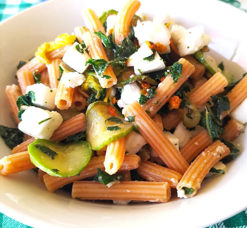 plato de pasta de garbanzos con calabacines