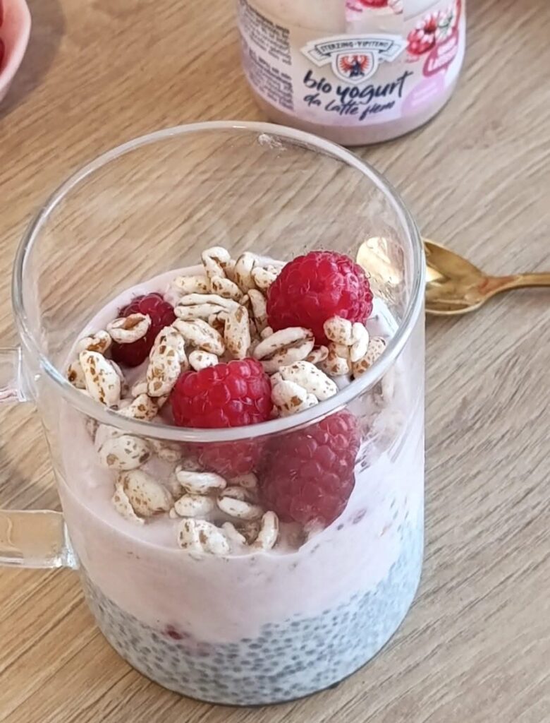 pudin con semillas de chía y frambuesas