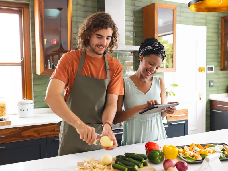 pareja cocinando