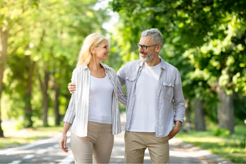 pareja caminando en un parque