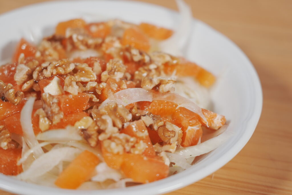 plato de ensalada de hinojo, naranja y nueces