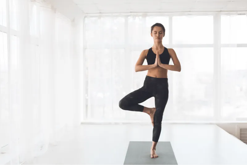 Mujer en una pose de yoga