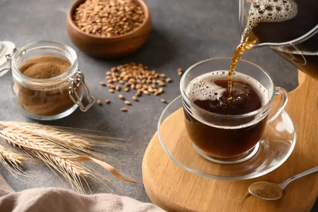 Imagen de café de cebada servido en una taza transparente