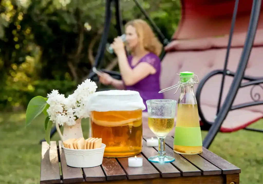 Bebidas y snacks en mesa de picnic al aire libre